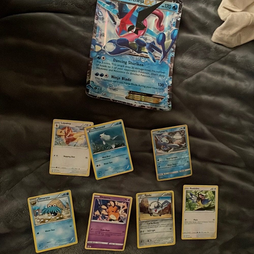 bundle of pokémon cards